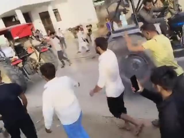 Video : अलीगढ़ में ट्रैक्टरों की खींचातानी का VIDEO वायरल, स्टंट के दौरान युवक का पैर टूटने का दावा