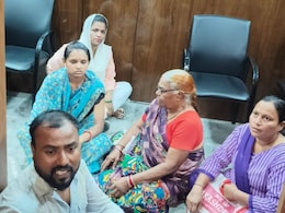 Dhule News :अतिक्रमण हटवण्यास मनपाची टाळाटाळ; तरुणाच्या संपूर्ण परिवाराने उचललं धक्कादायक पाऊल, मनपात खळबळ