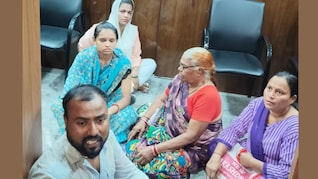 Dhule News :अतिक्रमण हटवण्यास मनपाची टाळाटाळ; तरुणाच्या संपूर्ण परिवाराने उचललं धक्कादायक पाऊल, मनपात खळबळ