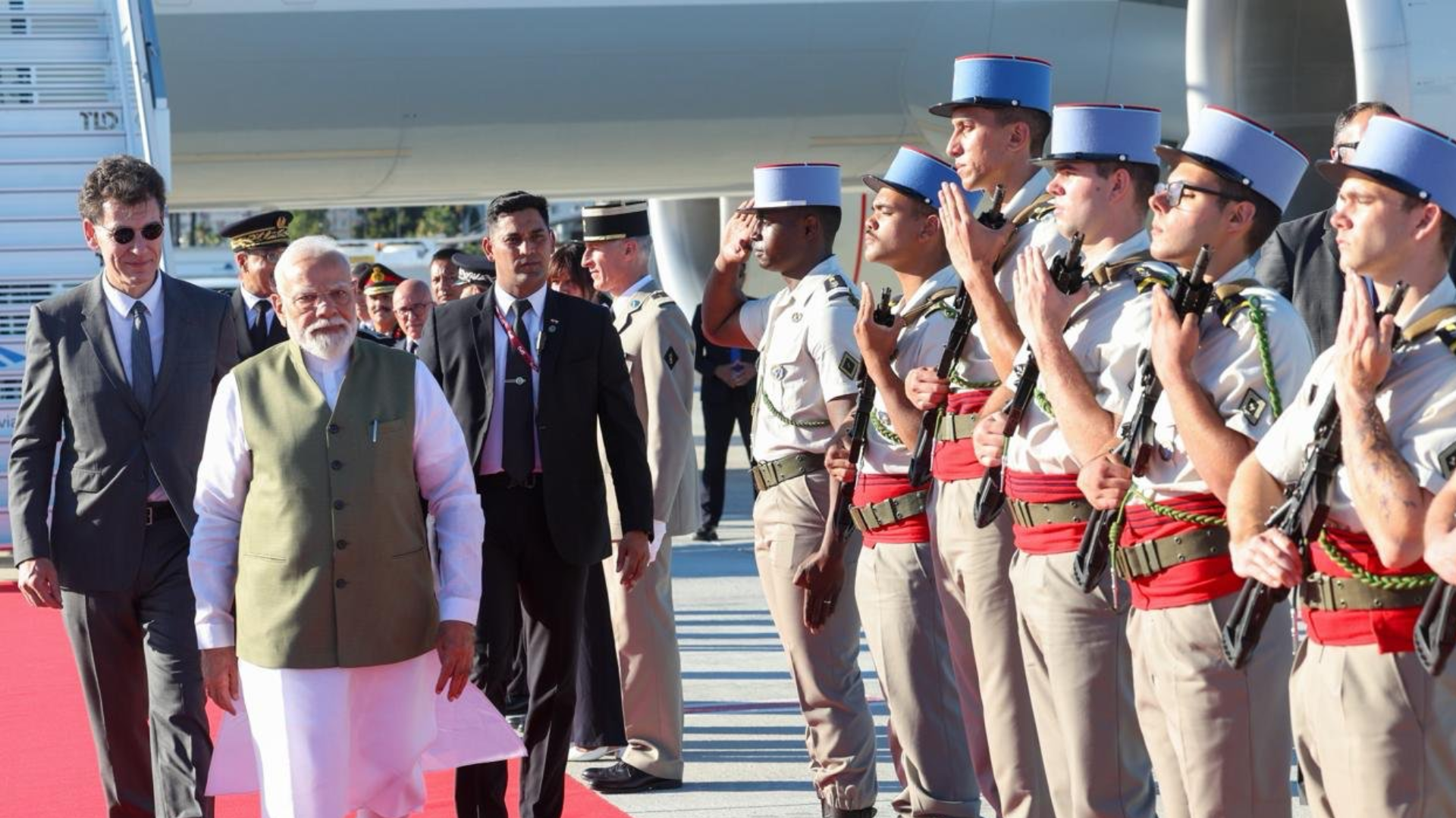 प्रधानमंत्री मोदी फ्रांस पहुंचे, एयरपोर्ट से होटल तक जोरदार स्वागत; आज राष्ट्रपति मैक्रों से करेंगे बातचीत