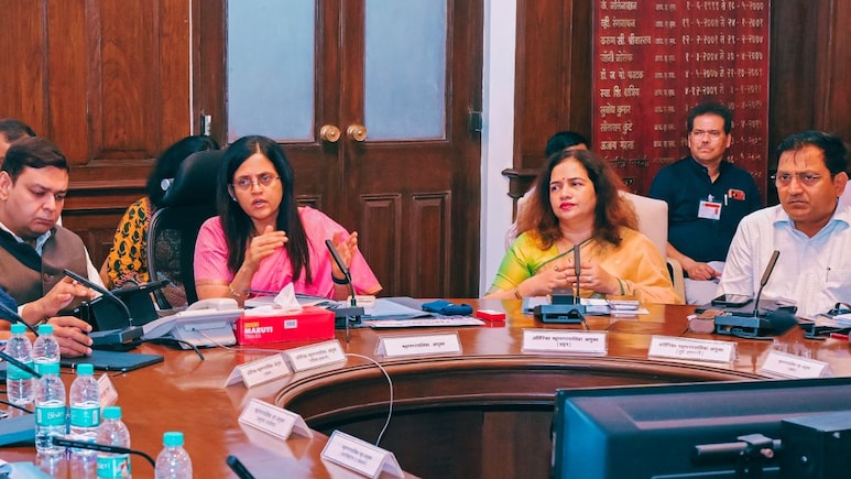 Mumbai News : 24 तासांच्या आत निर्णय मागे; IAS अश्विनी जोशींच्या बदलीला स्थगिती