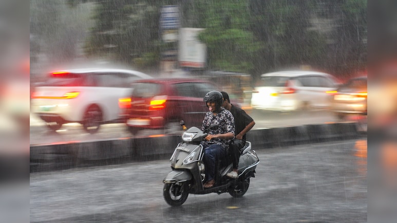 Rain Alert: यूपी के 65 जिलों में बारिश तो 12 में ओले गिरने का अलर्ट, जानिए IMD का मौसम को लेकर अपडेट