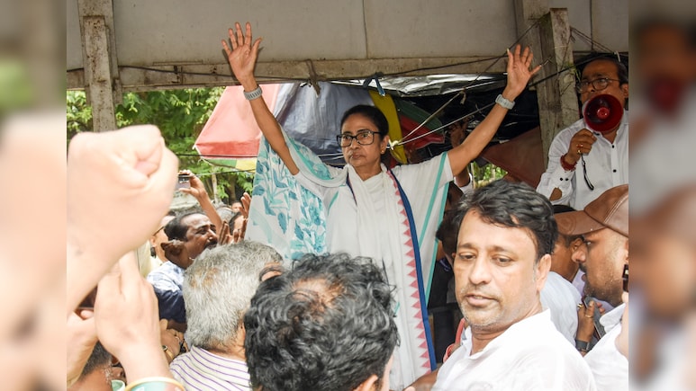 MLA से लेकर पार्षद तक ने छोड़ा साथ, TMC में दिख रही टूट क्या ममता बनर्जी के युग के अंत की शुरुआत है?