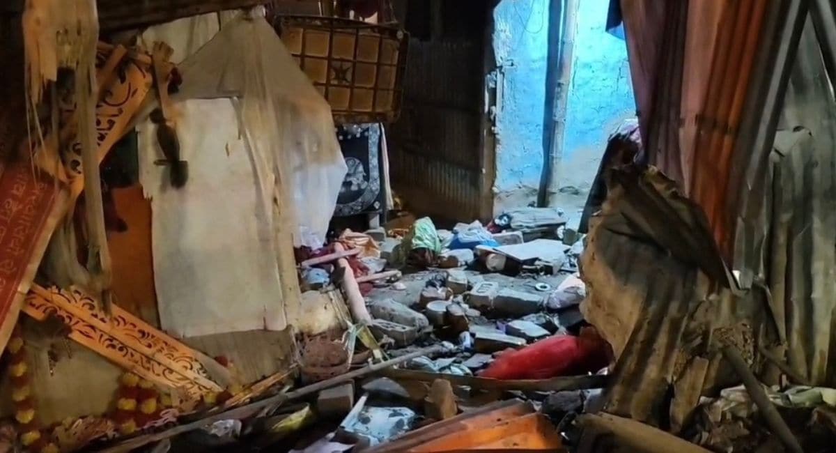 हादसे के बाद घर में बिखरा सामान. (Photo- NDTV)
