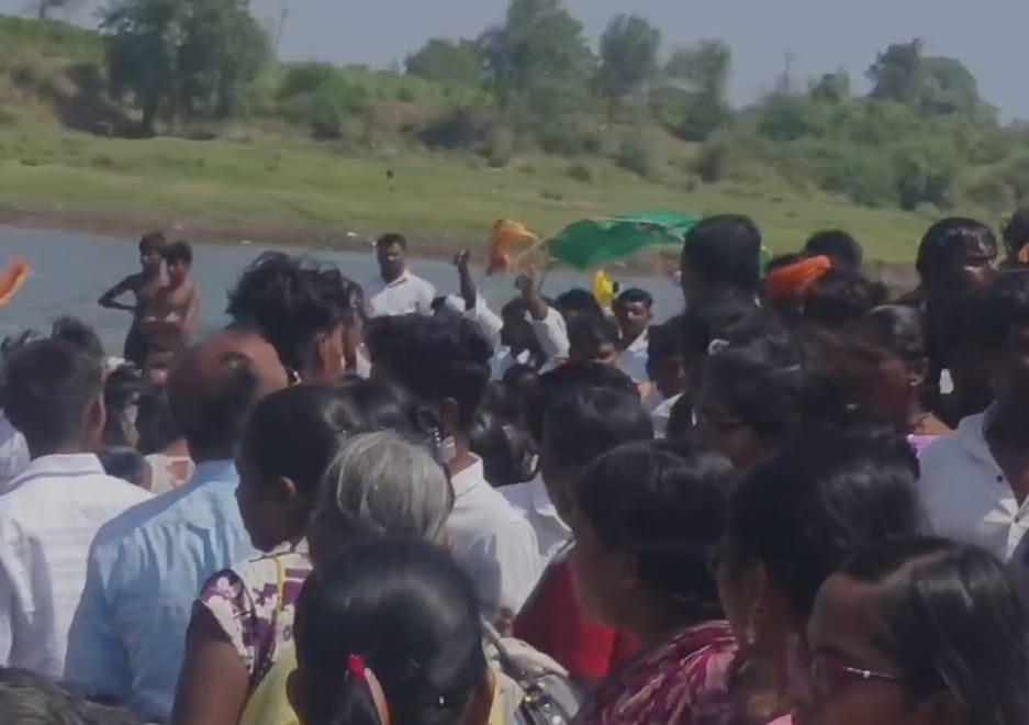 महाराष्ट्र के बीड में श्रद्धालुओं से भरी नाव पलटी, एक महिला 