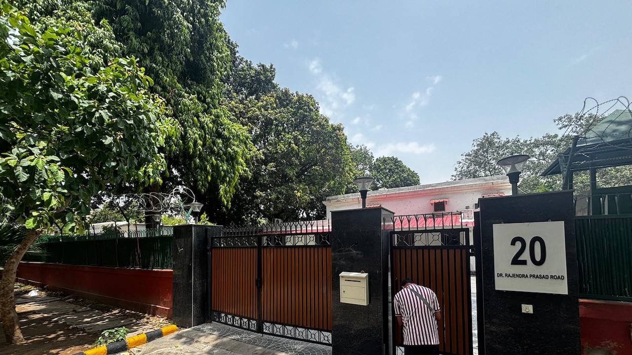 LIVE: दिल्ली के TMC कार्यालय पर लगा ताला, ममता बनर्जी के समर्थन वाले पोस्टर भी हटाए गए