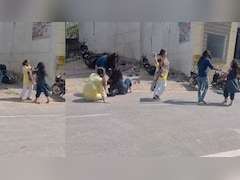 होटल के बाहर पति संग प्रेमिका को देख भड़की पत्नी, बीच रोड पर बाल पकड़कर की पिटाई; देखें हाईवोल्टेज ड्रामा