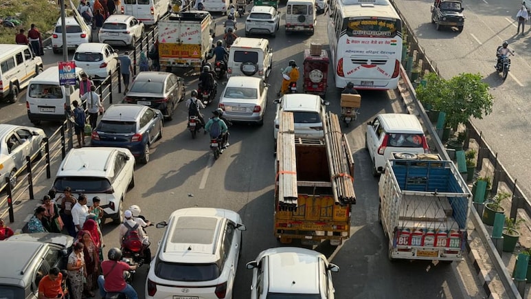 सोमवती अमावस्या: गंगा स्नान को हरिद्वार पहुंचे श्रद्धालु, लगा ट्रैफिक जाम; दिन ढलने के साथ सुधर रहे हालात