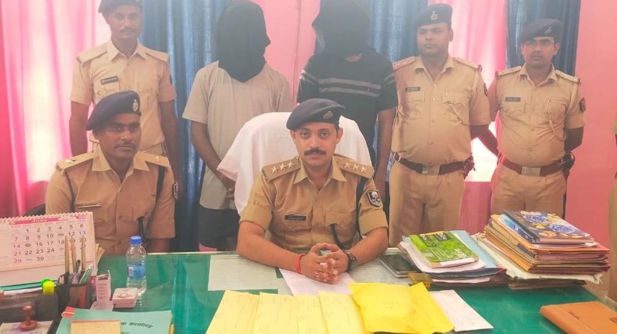 पुलिस ने दो तस्करों को गिरफ्तार कर लिया. 