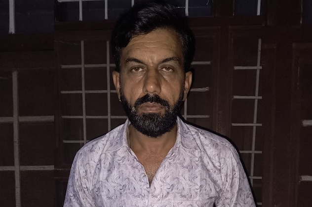 कालसर्प दोष मिटाने उज्&zwj;जैन आया 25 हजारी ड्रग तस्कर, पुल&zwj;िस ने श्रद्धालु बनकर क&zwj;िया अरेस्&zwj;ट