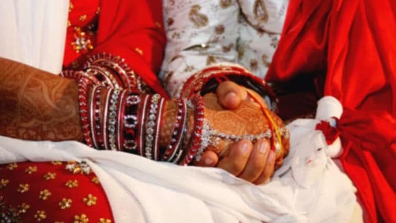 महाराष्ट्र में शादी के कार्ड पर दूल्हा-दुल्हन की जन्मतिथि छापना होगा जरूरी, बाल विवाह पर लगाम लगाने के लिए रखा गया प्रस्ताव