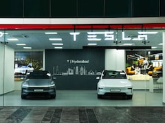 हैदराबाद में आ गई Tesla! खुला बड़ा शोरूम, कार का चार्जर भी मिल रहा बिल्कुल Free