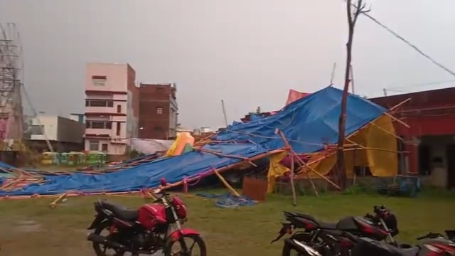 भारी बारिश से यज्ञ के लिए गनाया गया पंडाल गिर गया. 