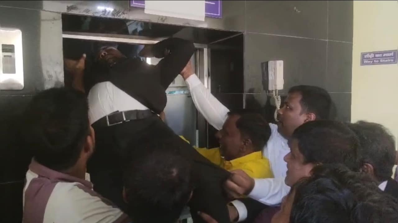 बिहार: कोर्ट की लिफ्ट में डेढ़ घंटे तक 11 वकीलों की अटकी रही