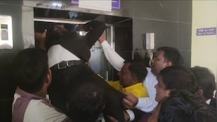 बिहार: कोर्ट की लिफ्ट में डेढ़ घंटे तक 11 वकीलों की अटकी रही सांस, लिफ्ट को तोड़कर निकाले गए लोग
