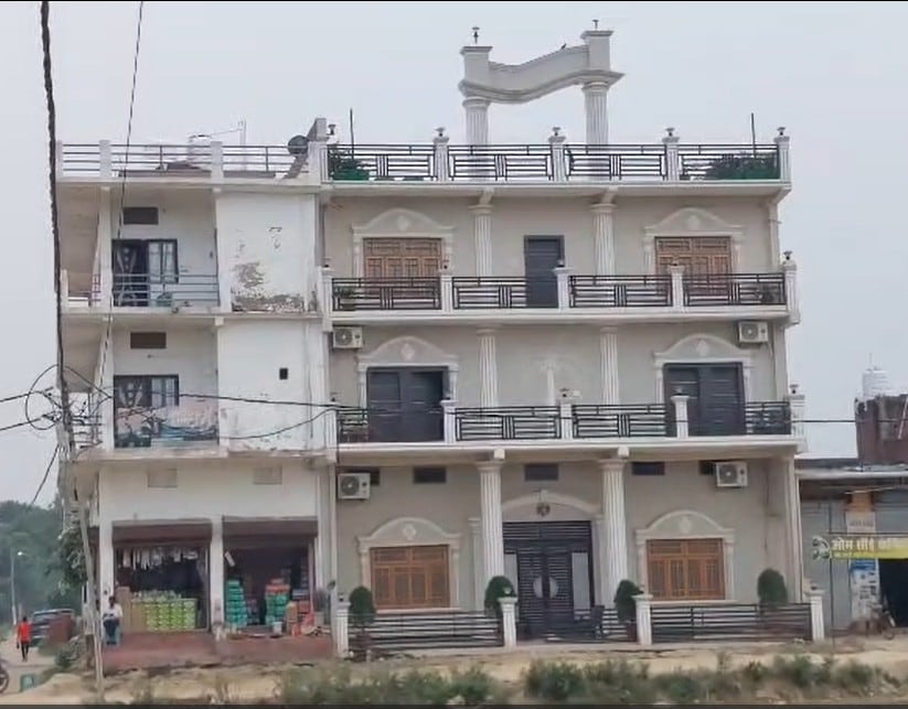 देवरिया के भाटपाररानी में खान सर का आलीशान मकान.