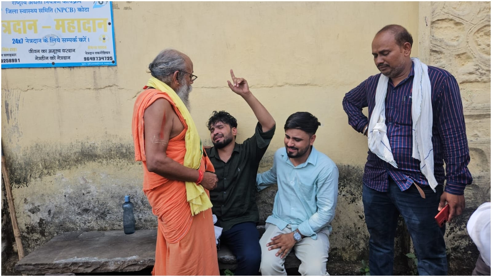 कोटा के अस्पताल की मोर्चरी के बाहर बैठकर रोते हुए मृतक महंत के परिजन.