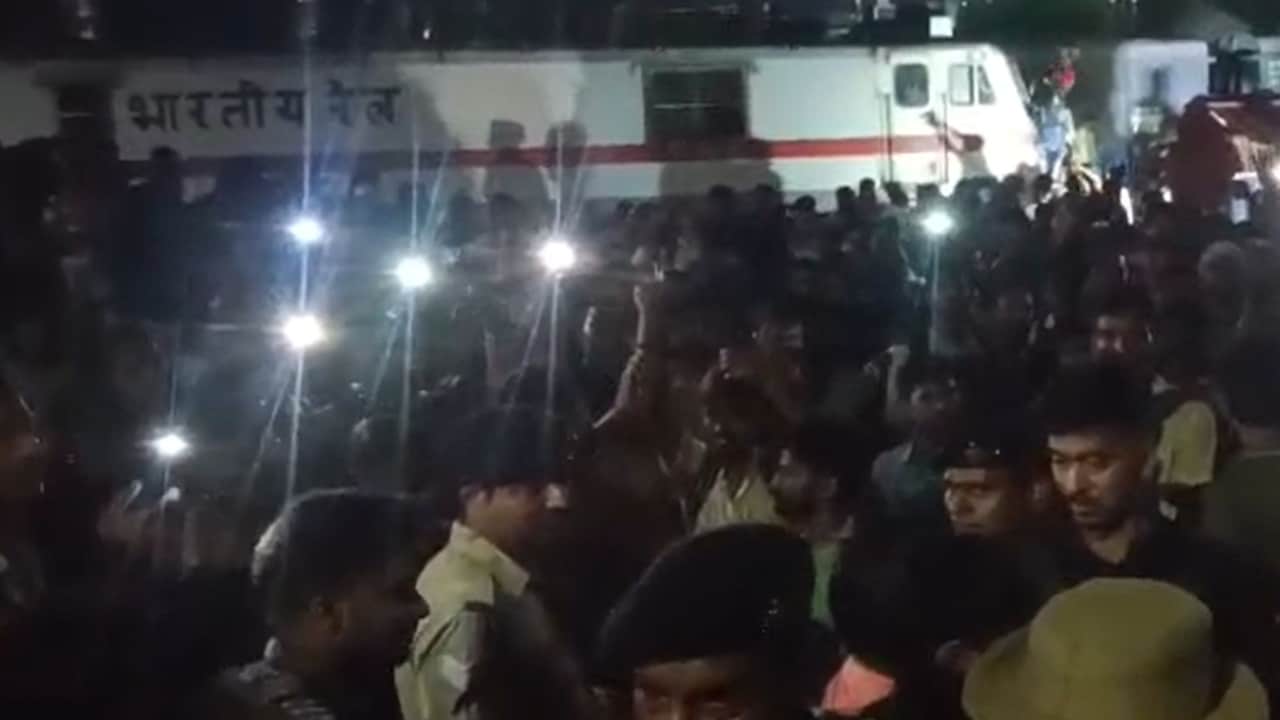 patliputra-station-student-protest-bihar-exam-special-trains patliputra-station-student-protest-bihar-exam-special-trains