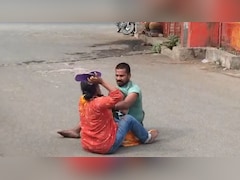 VIDEO: आगरा में बीच रोड पर लड़ते रहे पति-पत्नी, लात-घूंसे के साथ चप्पल से एक-दूसरे को पीटा