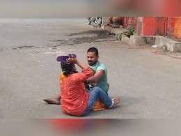 VIDEO: आगरा में बीच रोड पर लड़ते रहे पति-पत्नी, लात-घूंसे के साथ चप्पल से एक-दूसरे को पीटा