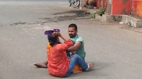 VIDEO: आगरा में बीच रोड पर लड़ते रहे पति-पत्नी, लात-घूंसे के साथ चप्पल से एक-दूसरे को पीटा