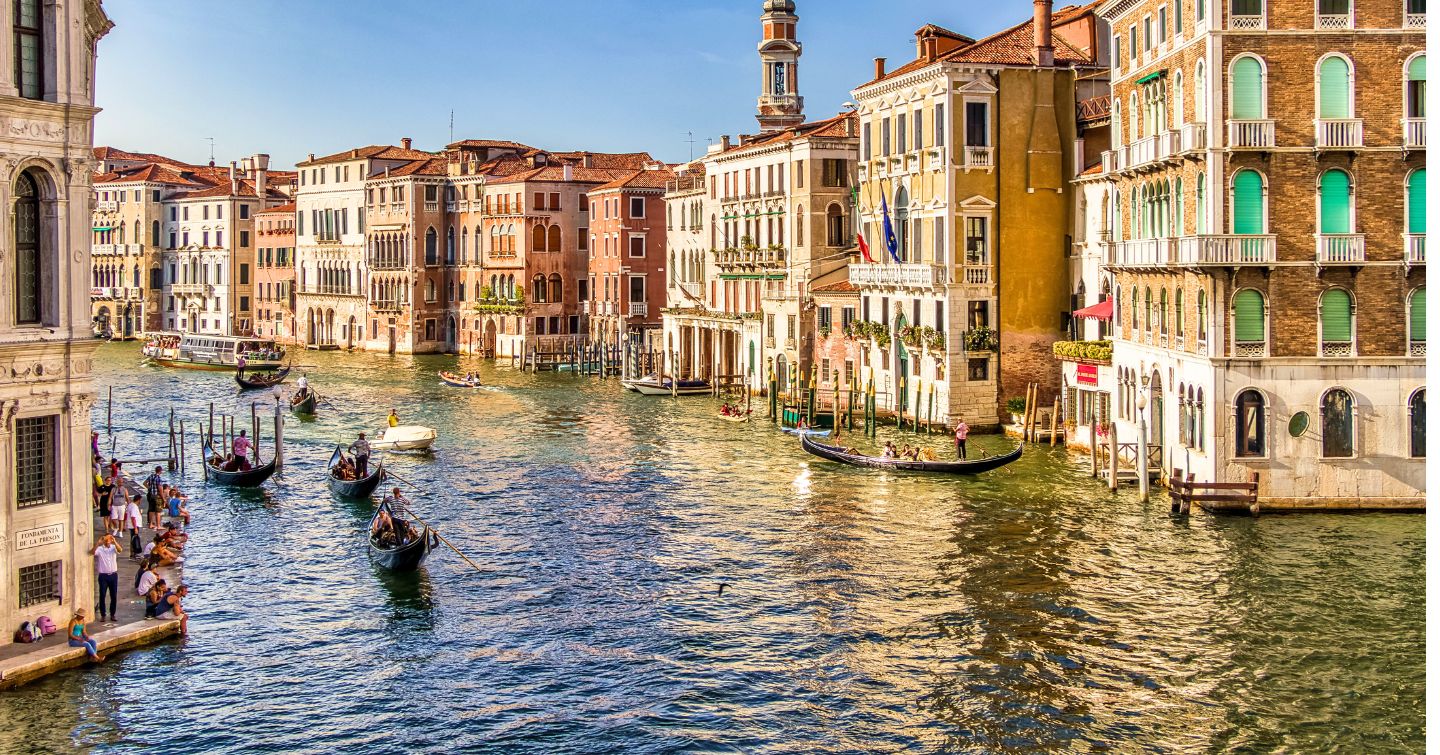 Which Famous City Is Made Up Of 118 Small Islands?