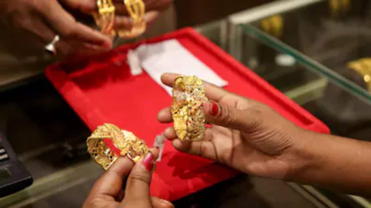 सोना-चांदी हुआ सस्ता, औंधे मुंह गिरी कीमतें, जानें दिल्ली-मुंबई के साथ अपने शहर के ताजा भाव