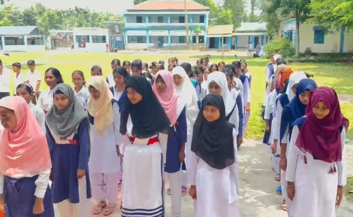 Video: 'थोड़ी दिक्कत हुई लेकिन अच्छा लगा', बंगाल में मदरसों में गूंजा वंदे मातरम, 1 जून से शुभेंदु सरकार ने किया अनिवार्य
