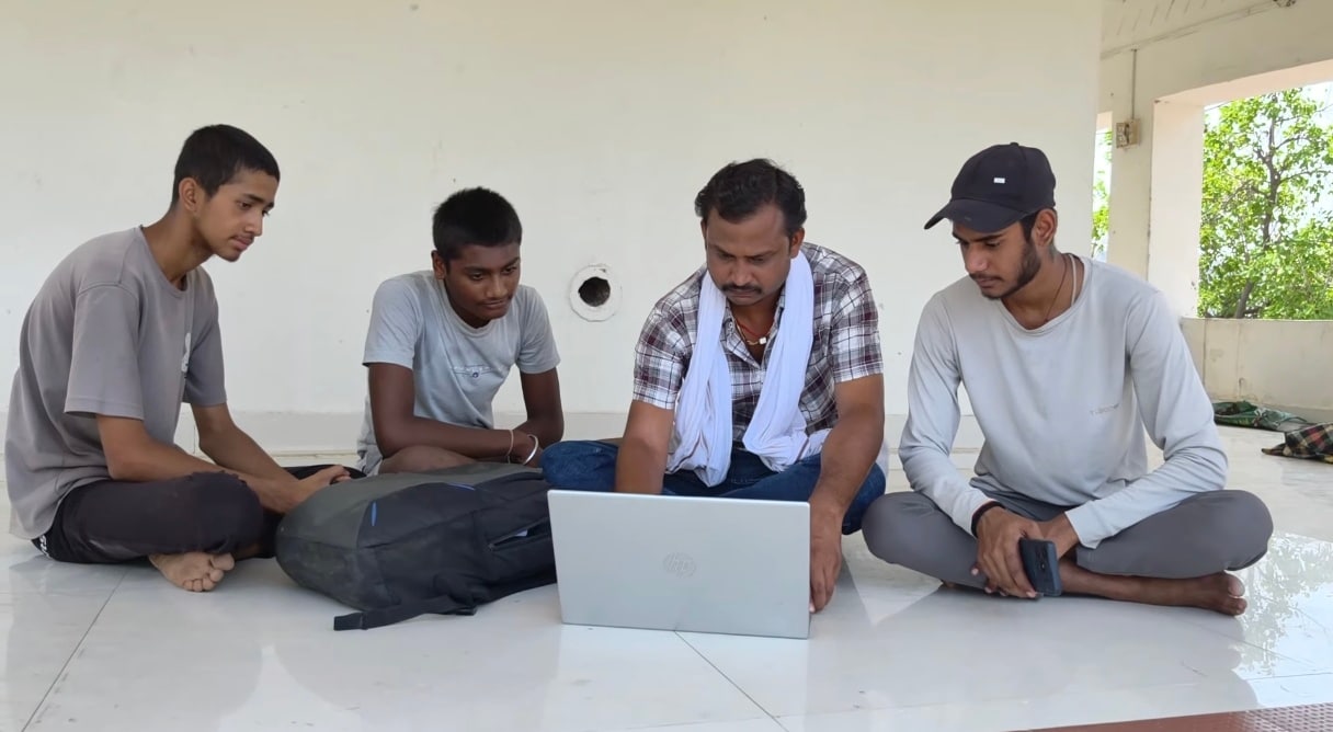 Mobile Network Crisis: इंटरनेट के लिए परेशान ग्रामीण