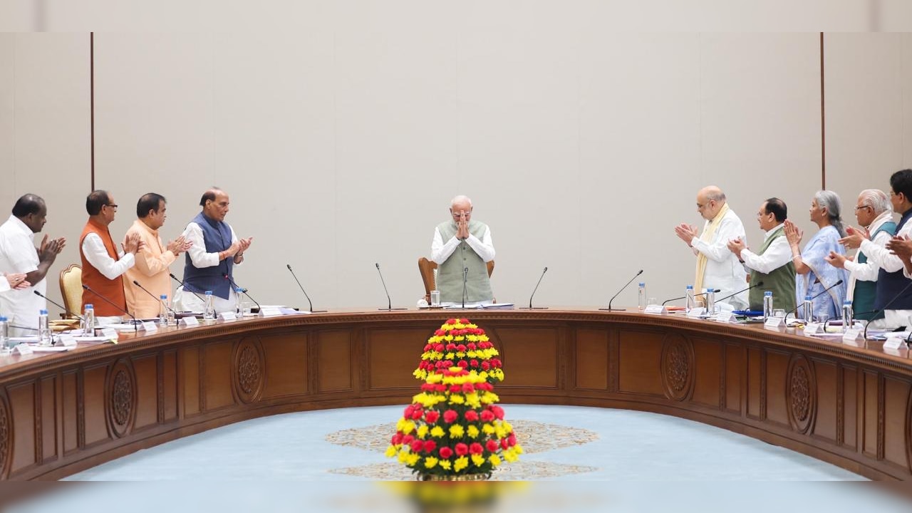 LIVE: मोदी कैबिनेट की बैठक शुरू, सदस्यों ने ताली बजाकर दिया PM मोदी को सम्मान, प्रस्ताव भी पारित