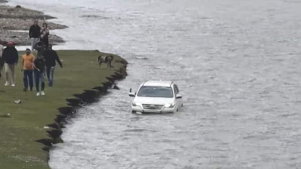 Reel बनाने के लिए Toyota Fortuner को अचानक बीच नदी में फेंका, Video देखकर उड़ जाएंगे आपके भी होश!