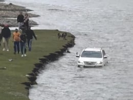 Reel बनाने के लिए Toyota Fortuner को अचानक बीच नदी में फेंका, Video देखकर उड़ जाएंगे आपके भी होश!