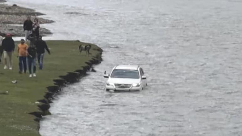 Reel बनाने के लिए Toyota Fortuner को अचानक बीच नदी में फेंका, Video देखकर उड़ जाएंगे आपके भी होश!
