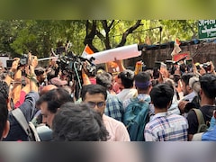 कॉक्रोच जनता पार्टी प्रदर्शन में पहुंचे लोग कौन हैं, ग्राउंड रिपोर्ट