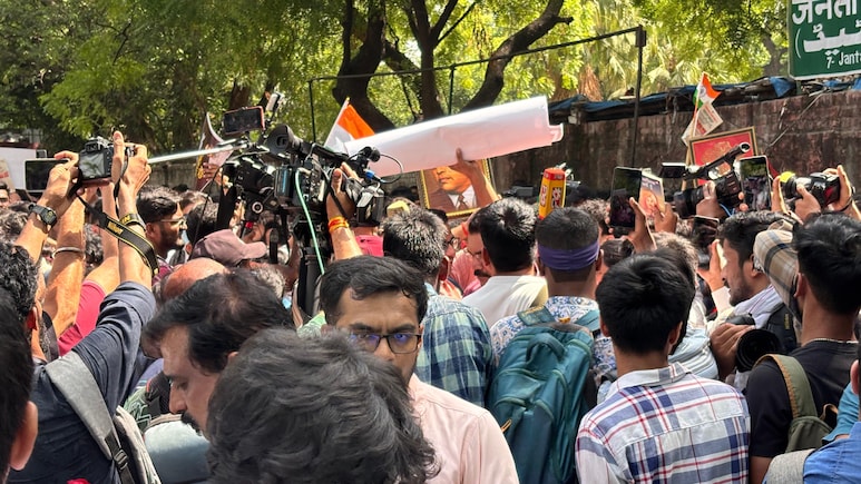 कॉक्रोच जनता पार्टी प्रदर्शन में पहुंचे लोग कौन हैं, ग्राउंड रिपोर्ट