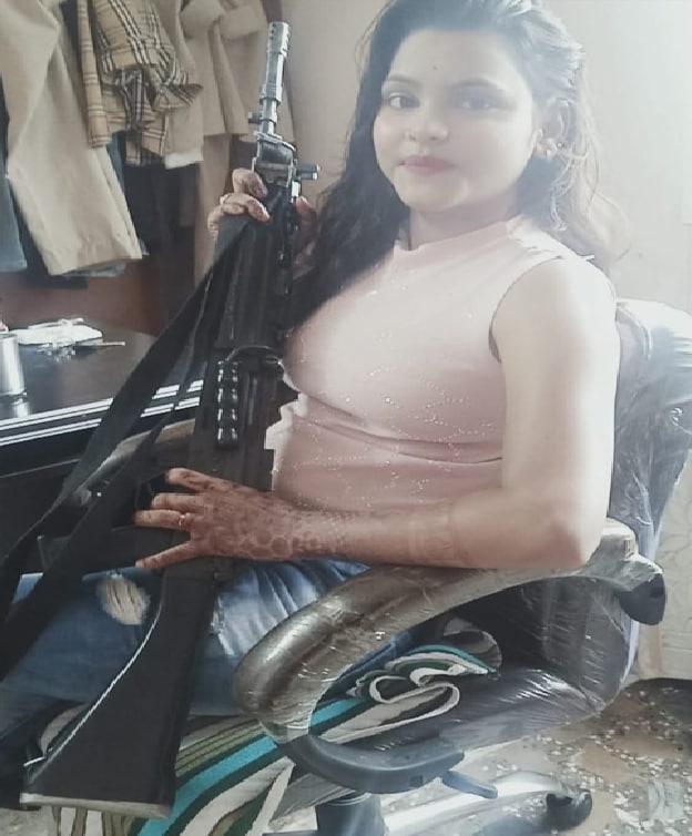 Gwalior Crime News: बंदूक के साथ पोज देती पत्नी Gwalior Crime News: बंदूक के साथ पोज देती पत्नी