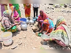महानदी किनारे प्यासा गांव! नाले में गड्ढा खोदकर पानी पी रहे ग्रामीण, बूंद-बूंद के लिए मोहताज 120 परिवार 