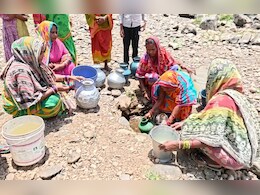 महानदी किनारे प्यासा गांव! नाले में गड्ढा खोदकर पानी पी रहे ग्रामीण, बूंद-बूंद के लिए मोहताज 120 परिवार&nbsp;