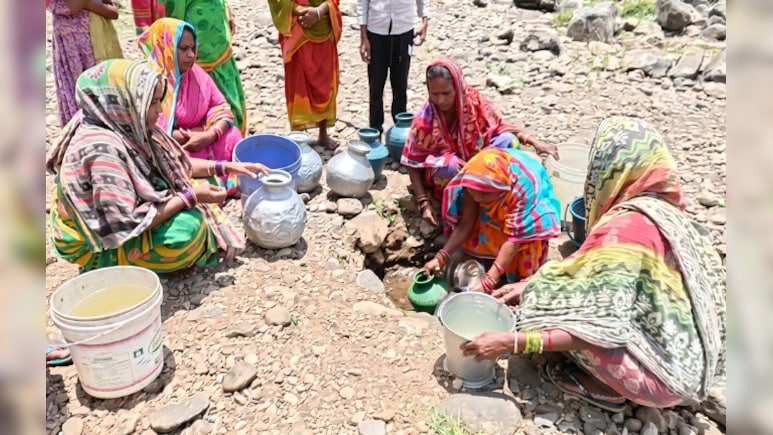 महानदी किनारे प्यासा गांव! नाले में गड्ढा खोदकर पानी पी रहे ग्रामीण, बूंद-बूंद के लिए मोहताज 120 परिवार&nbsp;