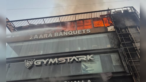 Delhi Eatery On Fire, 3 Cooking Gas Cylinders Explode. Daring Rescue Follows