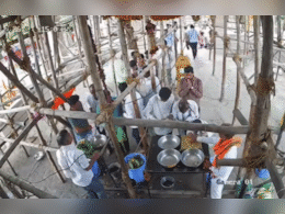 Parbhani News: लाखो भाविकांची गर्दी, त्याच वेळी मंदिराचा सभा मंडप कोसळला, अनेक जण ढिगाऱ्याखाली अडकले