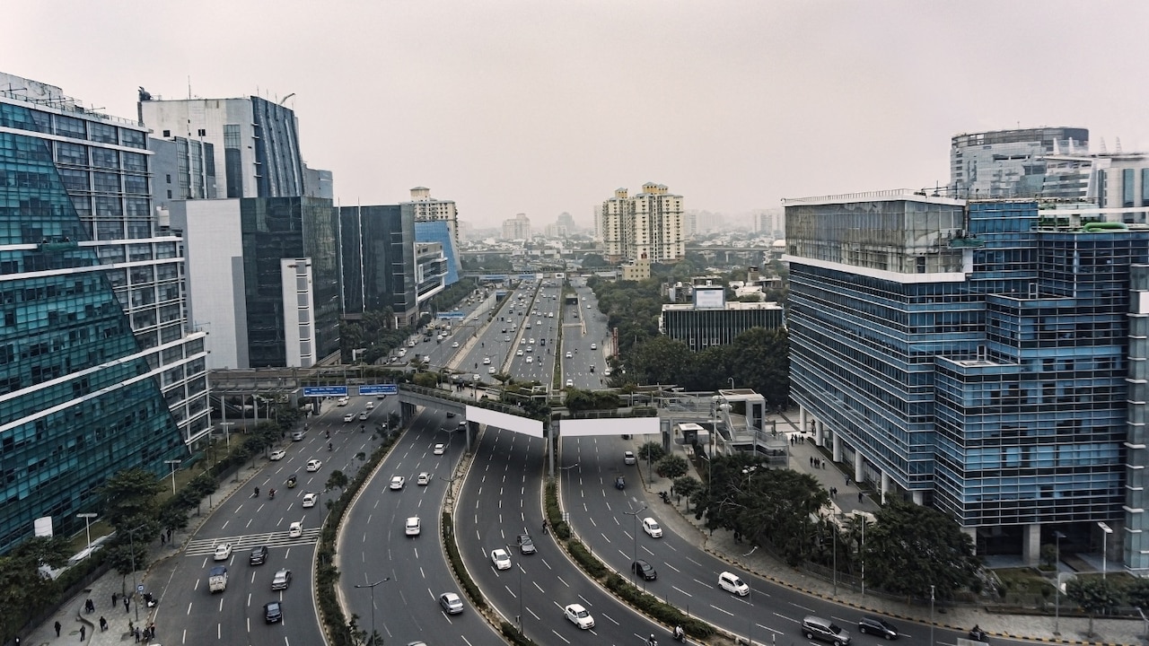 Real Estate Hotspot: निवेश के लिए पुराना गुरुग्राम है बेहतर या नया गुरुग्राम, कहां मिलेगा सबसे दमदार रिटर्न?