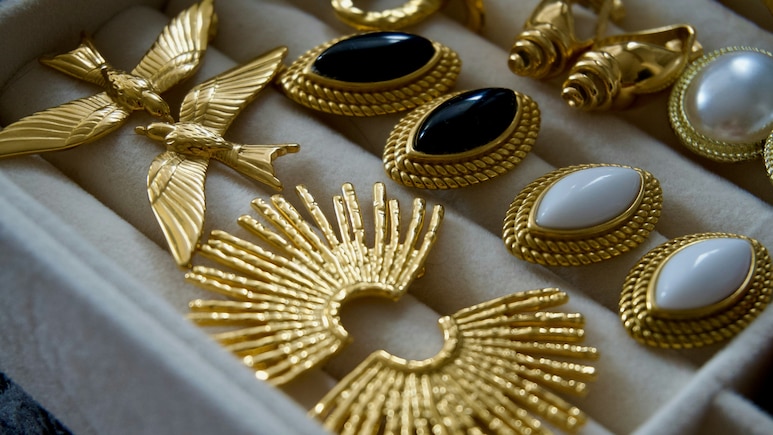 गोल्ड टोन Earrings लेने हों या खूबसूरत Necklace, Sale में मात्र ₹299 से शुरू हैं Mango और H&M के ज्वेलरी पीस