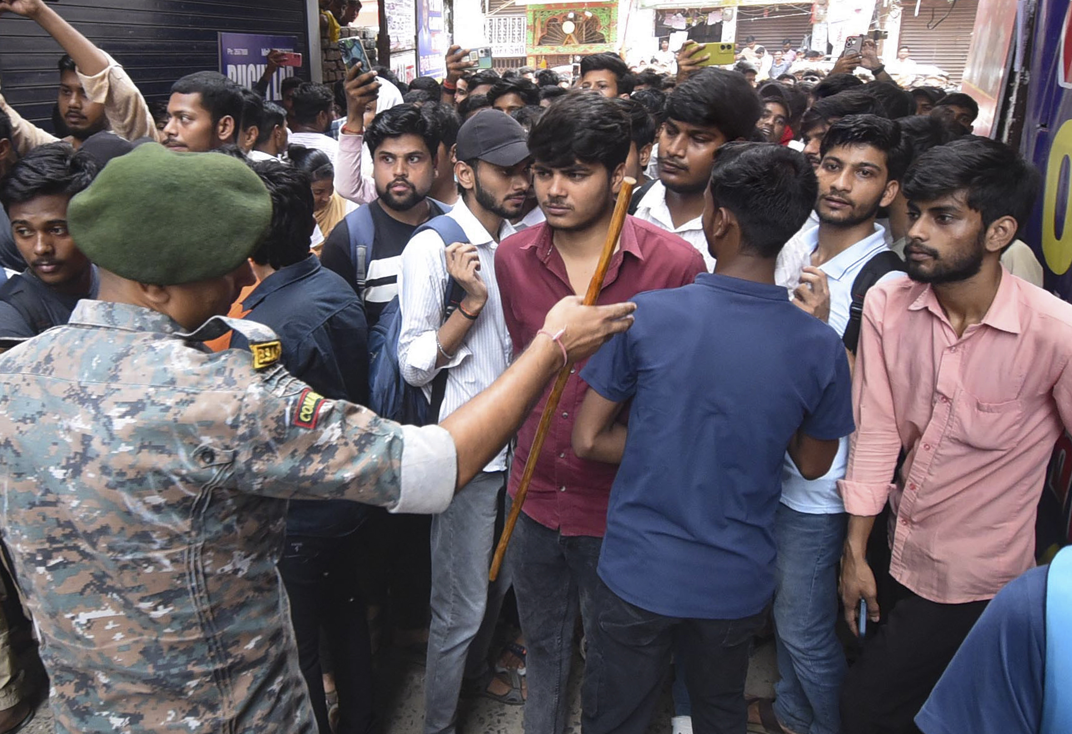 खान सर के कोचिंग सेंटर पर पहुंची पुलिस, छात्रों को भी बाहर निकाला, क्या गिरफ्तार करेगी?