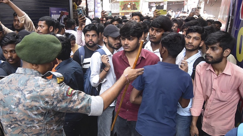खान सर के कोचिंग सेंटर पर पहुंची पुलिस, छात्रों को भी बाहर निकाला, क्या गिरफ्तार करेगी?