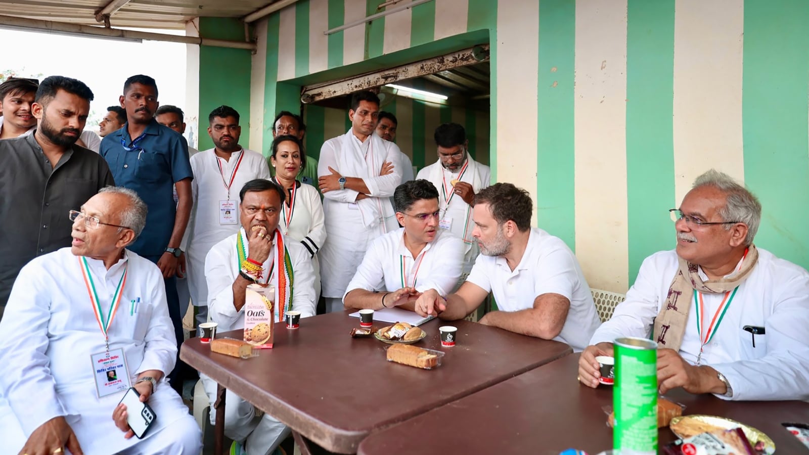 राहुल गांधी के साथ सचिन पायलट और पूर्व सीएम भूपेश बघेल समेत पार्टी के अन्य नेता. 