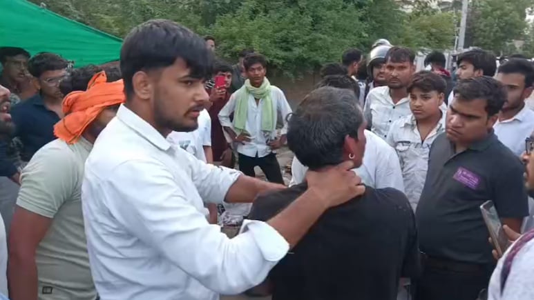 भरतपुर में जूस में मांस का टुकड़ा मिलने की अफवाह पर बवाल, संचालक को भीड़ ने घेरकर पीटा