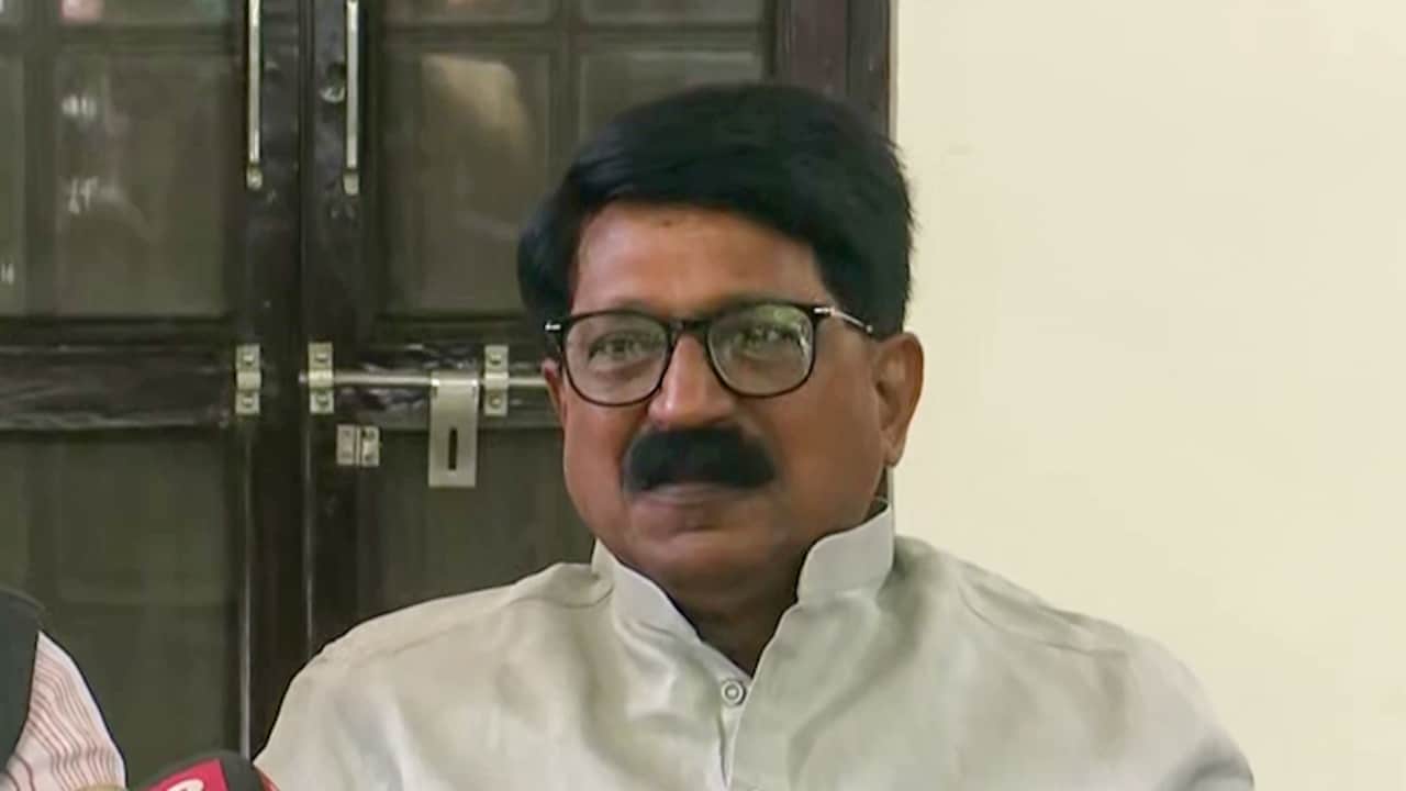 Live: शिवसेना उद्धव गुट के दो सांसद लोकसभा स्पीकर से मिलने पहुंचे, संसद भवन में कर रहे मुलाकात