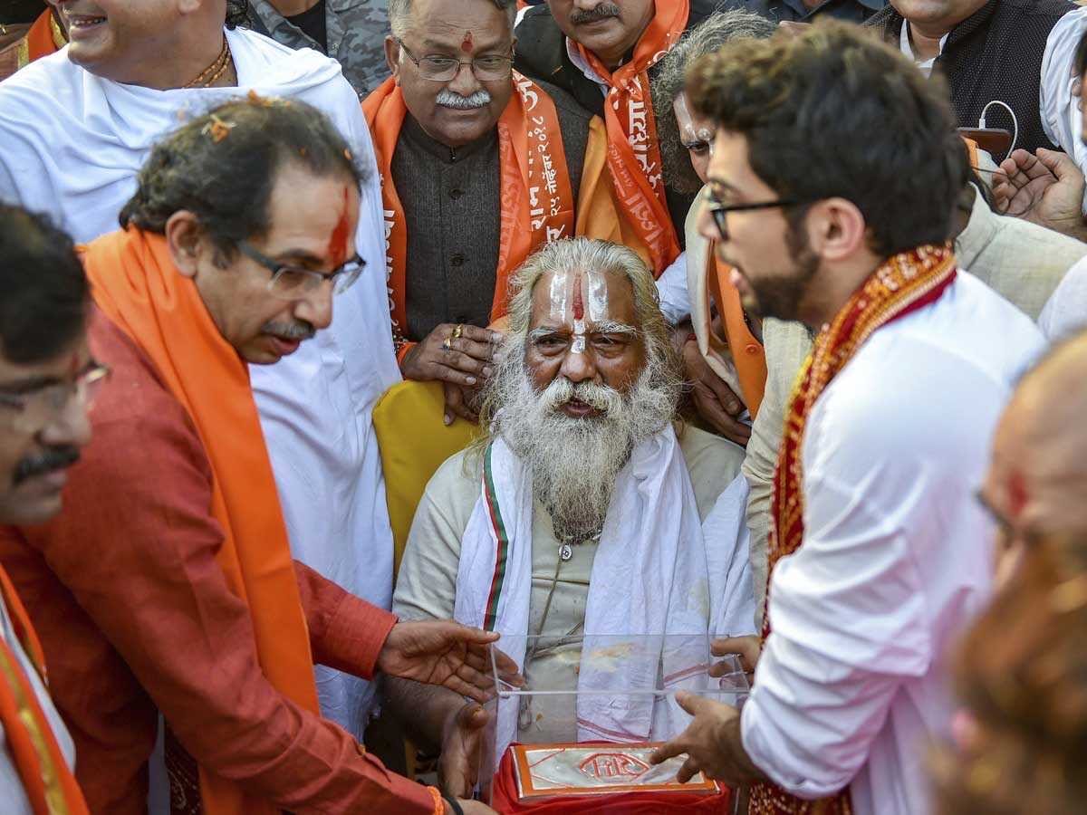 शिवसेना नेता उद्धव ठाकरे राम मंदिर को दान करते चांदी के ईंट और क्रैश.