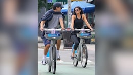 Timoth&eacute;e Chalamet, Kylie Jenner Bike Through NYC Ahead of Knicks Victory Parade